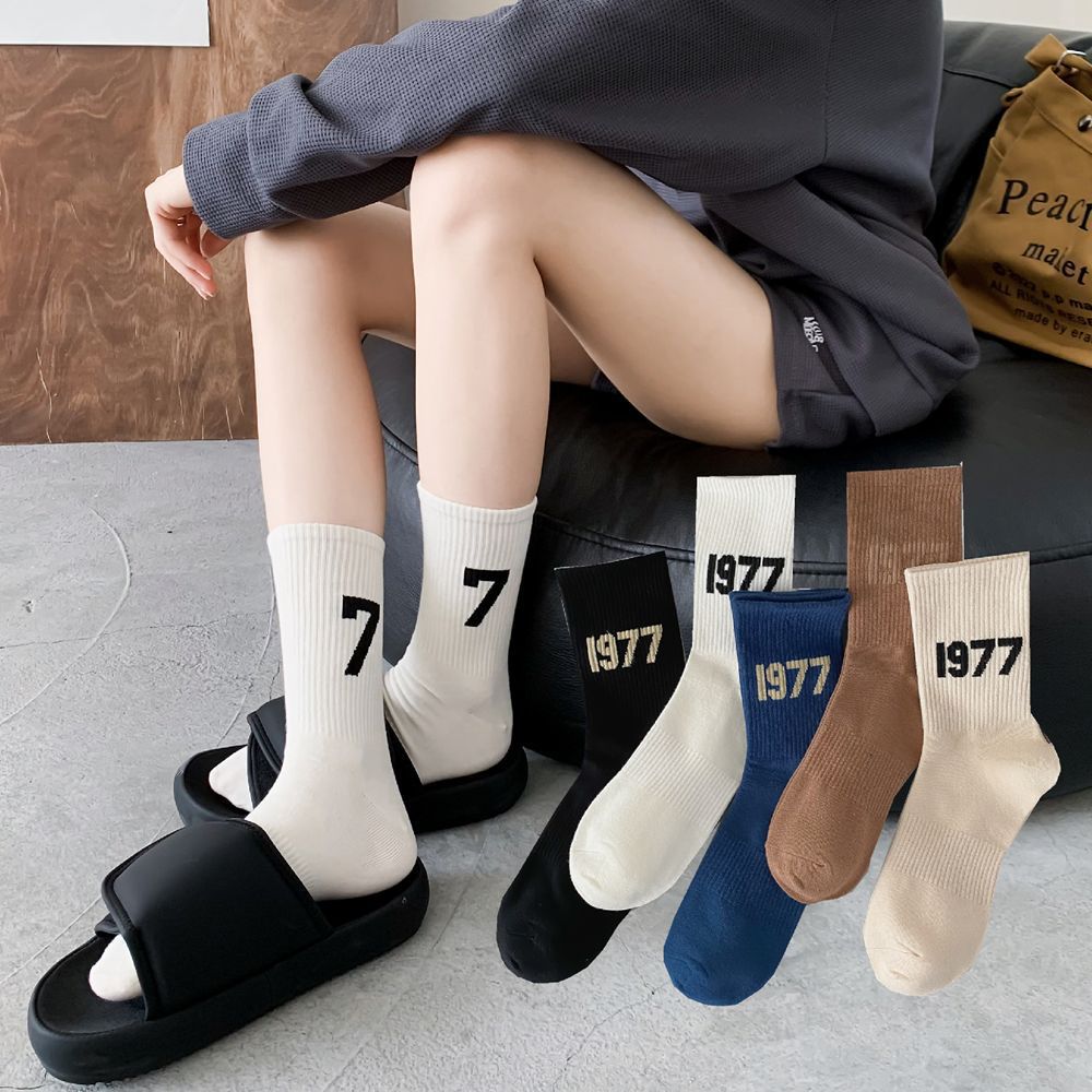 Fear Of God Essential - 4PCS ใหม่ 1977 ถุงเท้ากีฬาสเก็ตบอร์ดถุงเท้ายุโรป hip-hop แฟชั่นบุคลิกภาพชายตัวอักษรถุงเท้าคู่ถุงเท้า