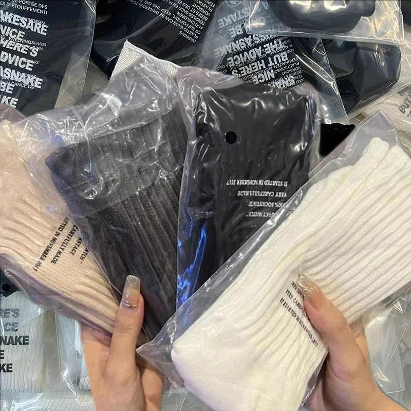 ถุงเท้าผ้าฝ้ายมีตัวอักษรระบายอ - Fear Of God Essential บทวิจารณ์และราคา